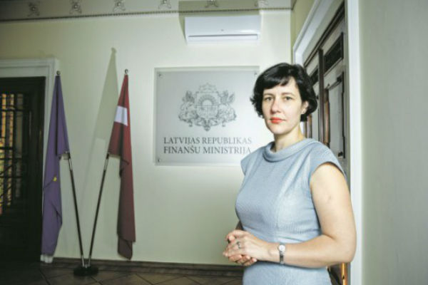 وزيرة المالية اللاتفية تفوز على بطلة العالم في الشطرنج