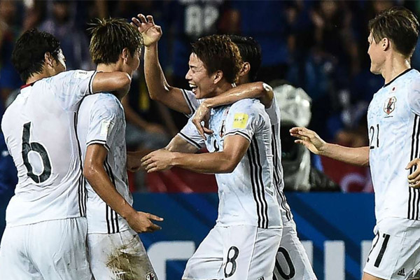 حقق منتخب اليابان فوزه الاول على حساب مضيفه التايلاندي