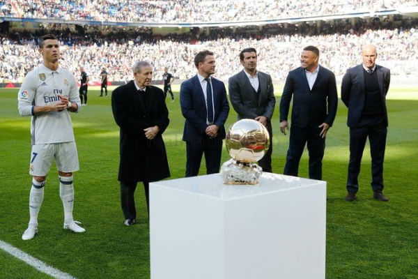 رونالدو يحتفل بالكرة الذهبية مع جماهير ريال مدريد