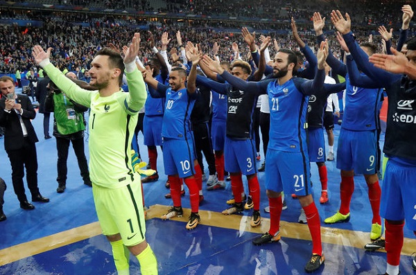 فرنسا تلحق بركب المتأهلين الى النهائيات