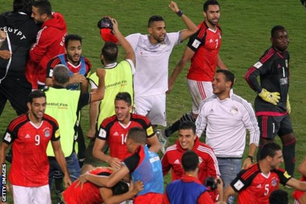تأهل المنتخب المصري لكرة القدم بعد إحراز مهاجم ليفربول محمد صلاح هدفه الثاني من ضربة جزاء في الوقت بدل الضائع من المباراة