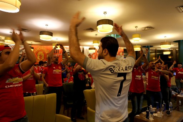 يشكل تشجيع أندية كرة القدم الأوروبية في المقاهي، فسحة فرح وراحة متواضعة للعراقيين الشغوفين باللعبة الأكثر شعبية عالميا
