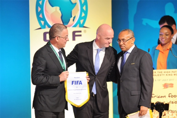 فوزي القجع رئيس الجامعة المغربية لكرة القدم رفقة رئيسي (كاف) و(فيفا)