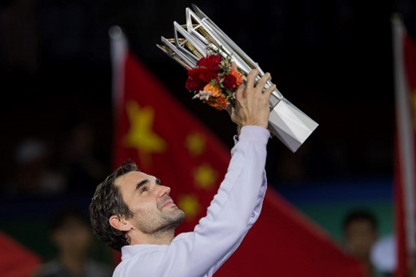  فاز السويسري روجيه فيدرر الاسباني رافايل نادال 6-4 و6-3 الأحد، ليحرز لقب دورة شنغهاي الصينية