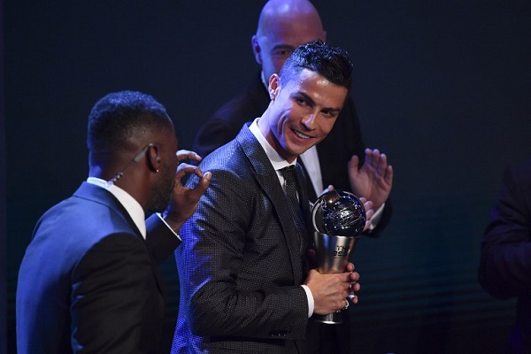 رونالدو يتوج بجائزة أفضل لاعب في العالم لعام 2017
