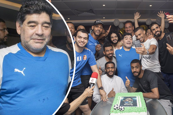  احتفلت إدارة نادي الفجيرة ولاعبو الفريق الأول بعيد ميلاد مدرب الفريق أسطورة الكرة الأرجنتينية والعالمية دييغو مارادونا