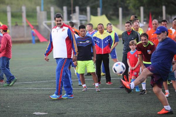 مارادونا يلعب كرة القدم مع الرئيس الفنزويلي ويقدم دعمه