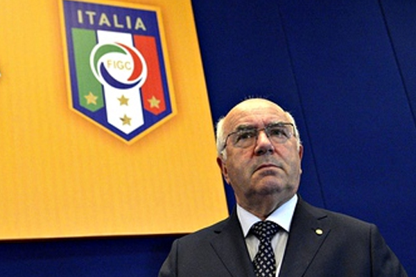  تقدم رئيس الاتحاد الايطالي كارلو تافيكيو باستقالته من منصبه بعد أسبوع من فشل منتخب بلاده في التأهل الى مونديال روسيا 2018
