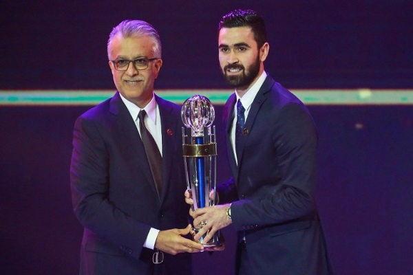 السوري عمر خريبين يتوج بجائزة أفضل لاعب آسيوي