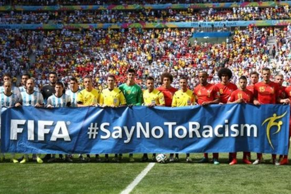 لاعبو الأرجنتين وبلجيكا يرفعون لافتة مناهضة للعنصرية قبل مباراة المنتخبين في كأس العالم 2014