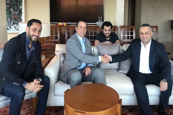 جرى توقيع العقد بين المدرب بيتزي ورئيس الاتحاد السعودي لكرة القدم عادل بن محمد عزت في العاصمة اليابانية طوكيو