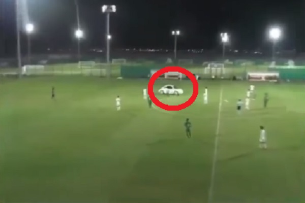 مشجع يقتحم ملعب كرة قدم بسيارته في الإمارات