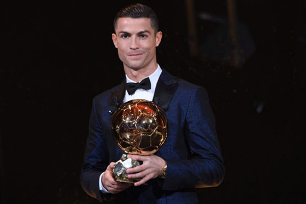  احتفظ نجم ريال مدريد الإسباني والمنتخب البرتغالي كريستيانو رونالدو بجائزة الكرة الذهبية التي تمنحها مجلة 