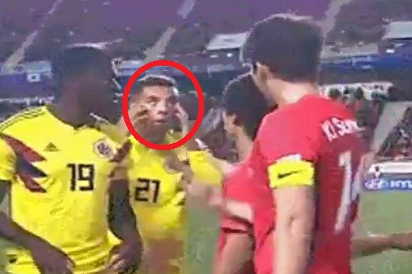 الفيفا يوقف الكولومبي كاردونا 5 مباريات بسبب حركة عنصرية