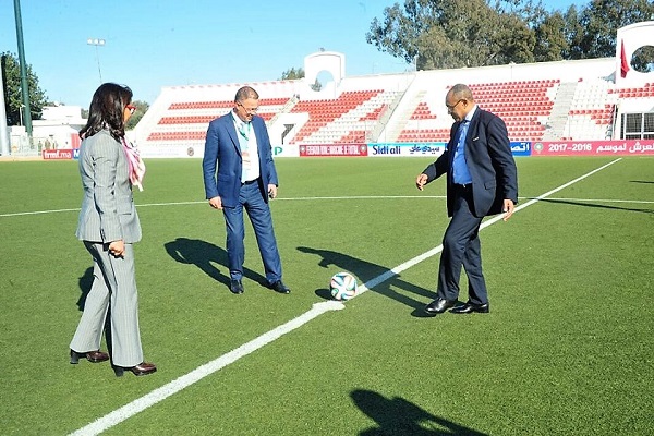 فوزي لقجع رئيس الجامعة الملكية المغربية يداعب الكرة مع أحمد أحمد رئيس (الكاف)