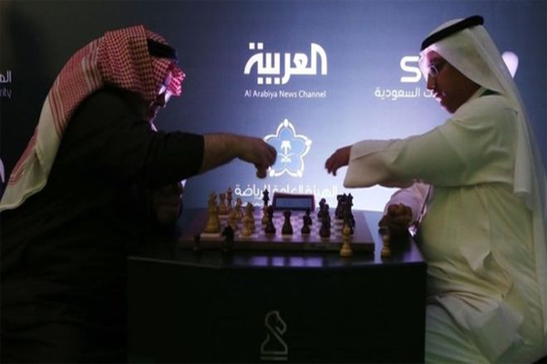 أثارت بطولة العالم للشطرنج السريع والخاطف، التي تستضيفها السعودية، جدلا واسعا