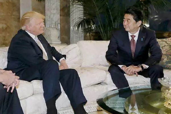  الرئيس الاميركي دونالد ترامب مع رئيس الحكومة اليابانية شينزو آبي