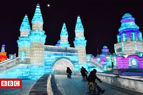 يزور مئات الآلاف مدينة هاربن شمالي الصين كل عام لحضور مهرجان الجليد والثلج