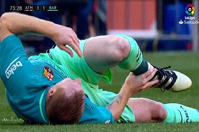 إصابة ماتيو مدافع برشلونة بالتواء في الكاحل
