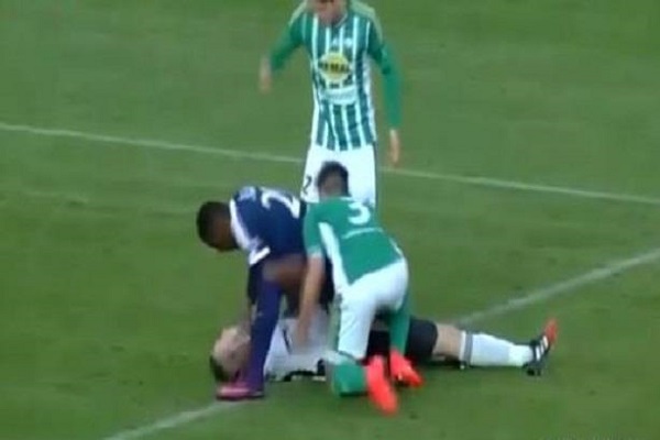 لاعب توغولي يسحب لسان خصمه التشيكي ويسكت الهتافات العنصرية