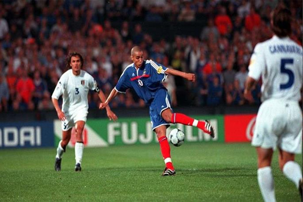 مواجهة سابقة بين المنتخب الإيطالي ونظيره الفرنسي في كأس أمم أوروبا 2000