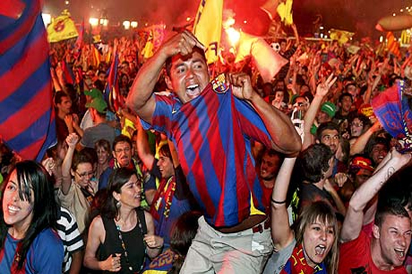 خرجت الجماهير إلى مختلف شوارع مدينة برشلونة من أجل الاحتفال بالإنجاز الذي حققه النادي الكاتالوني 