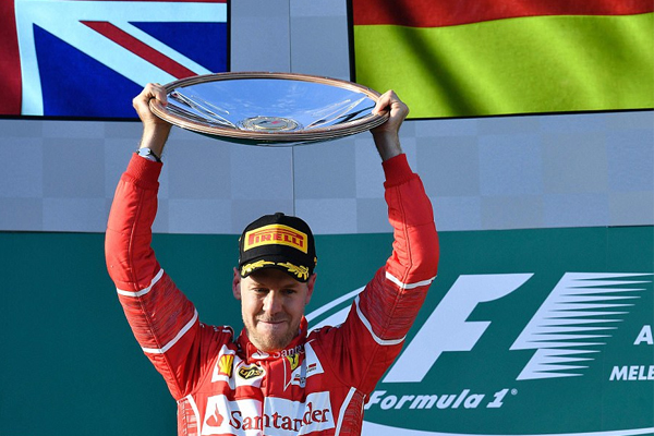  أهدى سائق فيراري الألماني سيباستيان فيتل المالكون الجدد لبطولة العالم في سباقات الفورمولا واحد 