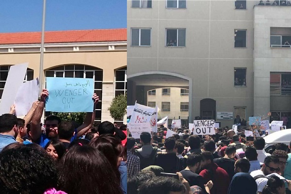 طلاب جامعة لبنانية يرفعون لافتة تدعو لرحيل فينغر