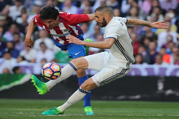 أتلتيكو يقدم خدمة ثمينة لبرشلونة بتعادله مع ريال مدريد