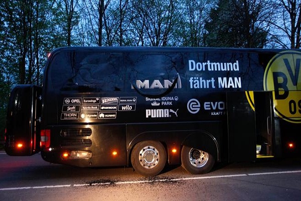حافلة فريق دورتموند لكرة القدم في مدينة دورتموند الذي تعرض لاعتداء