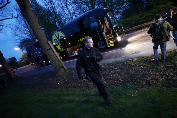 رجال الشرطة حول حافلة فريق بوروسيا دورتموند بعد الانفجار