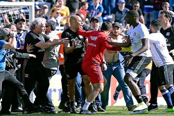 أوقفت المباراة بقرار من رابطة كرة القدم الفرنسية والسلطات الأمنية بعد سلسلة من أعمال الشغب التي شهدتها