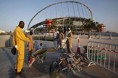 فحوص طبية لعمال بناء ملاعب المونديال في قطر