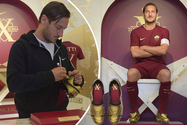  تسلم اللاعب الإيطالي فرانشيسكو توتى، أسطورة نادى روما، الحذاء الجديد من شركة 