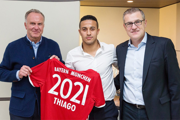 مدد تياغو الكانتارا عقده مع بايرن ميونيخ متصدر وحامل لقب الدوري الألماني في كرة القدم حتى 2021