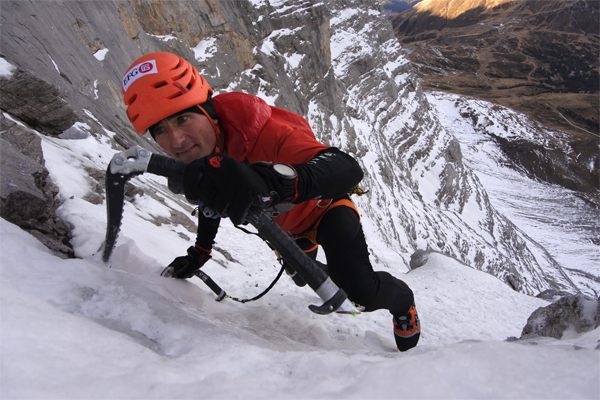 المتسلق السويسري أولي ستيك عرف عنه تسلقه لأصعب القمم في العالم واختباره لطرق جبلية غير تقليدية