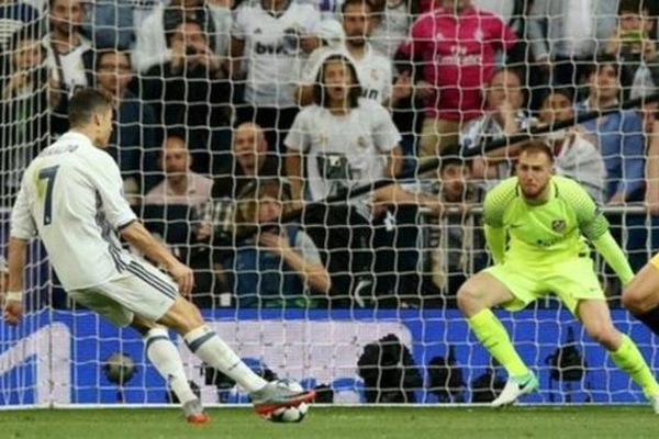 أحرز كريستيانو رونالدو ثلاثية جديدة له في دوري أبطال أوروبا في مباراة فريقه ريال مدريد أمام اتليتكو مدريد