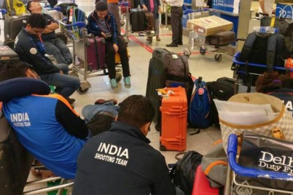  أرغم أفراد المنتخب الهندي للرماية على تمضية ساعات طويلة الاربعاء في مطار نيودلهي بسبب نقلهم 