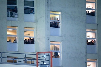 لاعب روماني يتابع مباراة فريقه الإيطالي من نافذة مستشفى