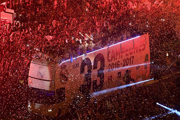 الآلاف من مشجعي النادي ملأوا ليل مدريد بصخب الاحتفالات حتى فجر الاثنين