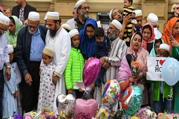 مسلمون في مانشستر يعبرون عن تضامنهم مع عائلات ضحايا التفجير