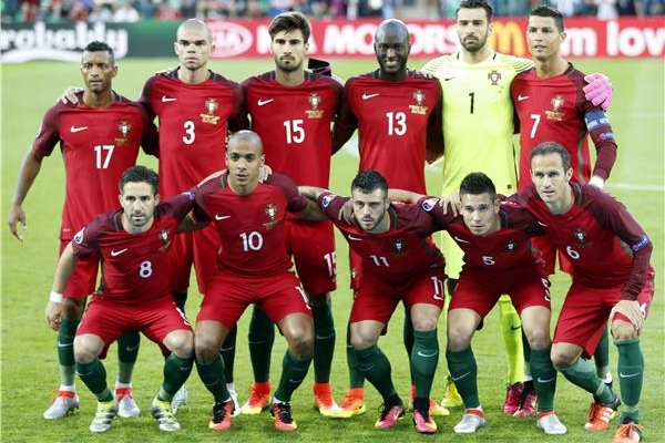أعلن الاتحاد البرتغالي الخميس تشكيلة من 24 لاعبا استدعاها المدرب فرناندو سانتوس لمواجهة لاتفيا