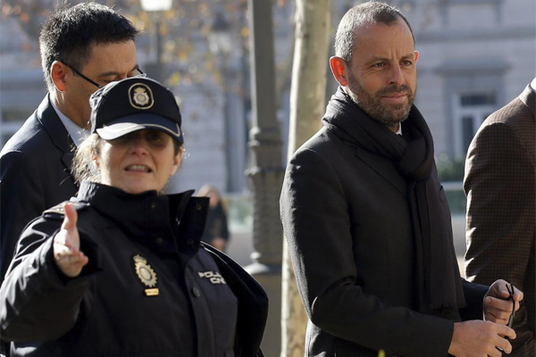  أعلن القضاء الاسباني الخميس انه تم وضع الرئيس السابق لنادي برشلونة ساندرو روسيل الذي يتابع في قضية تبييض اموال
