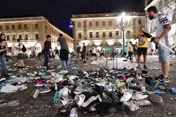 أُصيب نحو 1500 شخص في مدينة تورينو الإيطالية بعدما تسبب صوت مفرقعات نارية في تدافع مساء أمس، بحسب الشرطة.