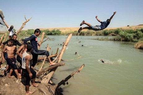 السباحة في نهر الخازر المتنفس الوحيد للشبان النازحين من الموصل