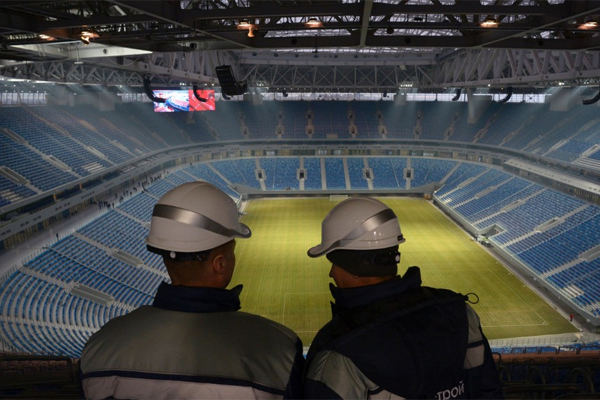 اضطر المسؤولون الروس الى تغيير أرضية الملعب، بعدما تضررت الأرضية الأساسية بشكل غير متوقع