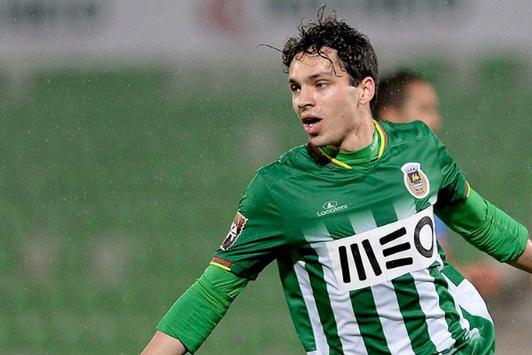  اعلن بنفيكا بطل الدوري البرتغالي ضم لاعب الوسط الدولي الكرواتي الشاب فيليب كروفينوفيتش