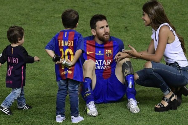 ليونيل ميسي مع أنتونيلا روكوتشو وابنيهما في الملعب