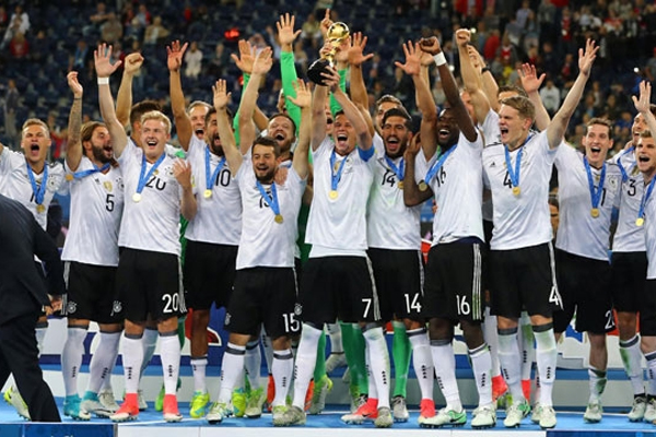  انتزع المنتخب الالماني المتوج قبل ايام بكأس القارات صدارة تصنيف الاتحاد الدولي لكرة القدم (فيفا)