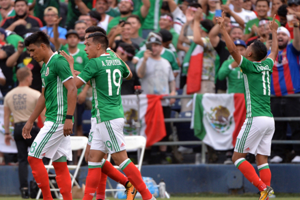  استهل منتخب المكسيك حملة الدفاع عن لقبه بطلا للكأس الذهبية بفوز مريح على السلفادور 